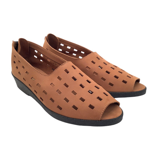 Perforated Flat Heel Shoes 7.5 / Brown / Y2K - Now