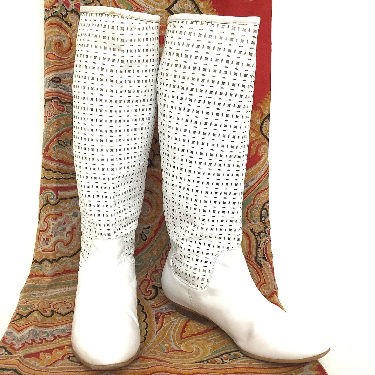 Vintage 1980s Flat Boots 6.5 / White / Vintage 1980s
