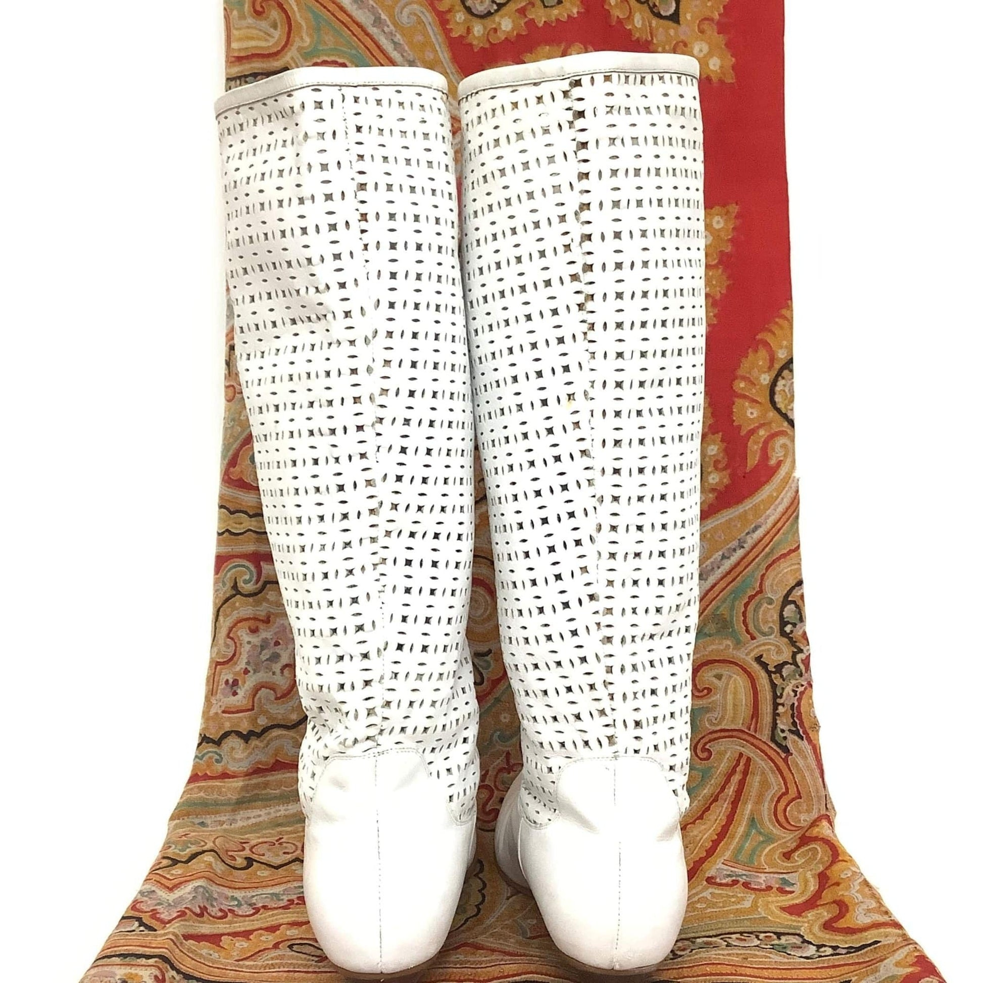 Vintage 1980s Flat Boots 6.5 / White / Vintage 1980s