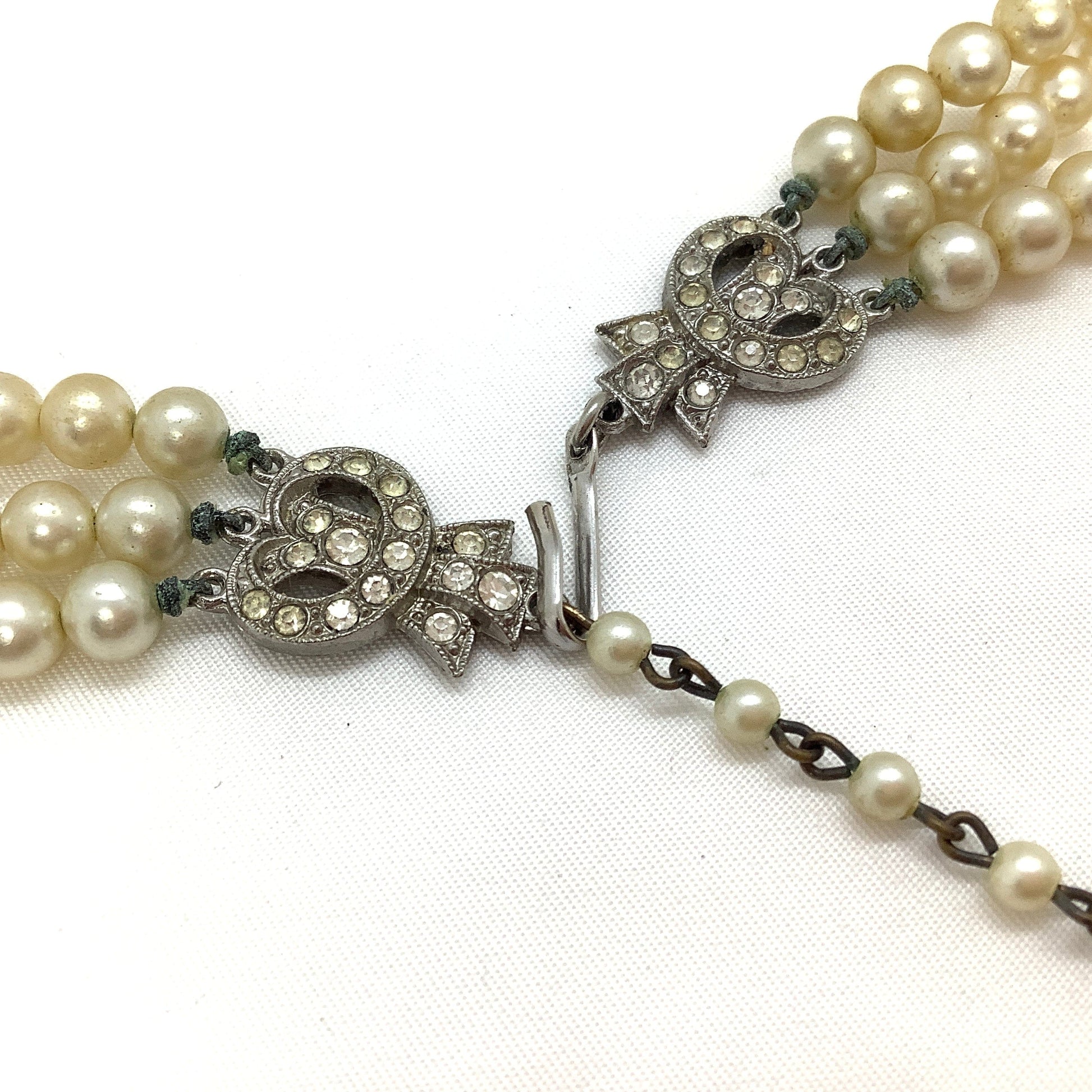 Retro Pearl Choker